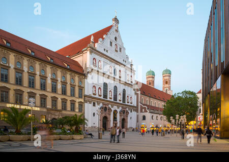 Munich, Allemagne - le 6 juin 2016 : Neuhauser Strasse à Munich au coucher du soleil, Allemagne Banque D'Images