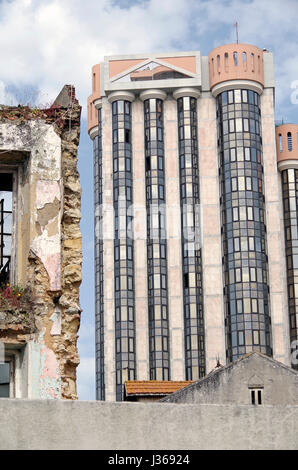Portugal Lisbonne, centre commercial Amoreiras et petits bâtiments, une partie de l'aqueduc C18 pur qui a amené les premiers de l'eau potable à la ville. Banque D'Images