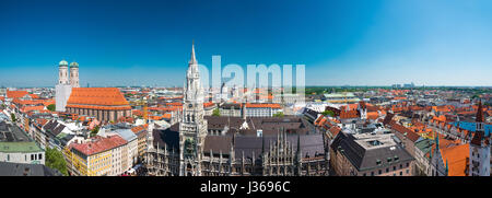 Munich, Allemagne - le 7 juin 2016 : vue aérienne sur l'hôtel de ville de Marienplatz à Munich, Allemagne Banque D'Images