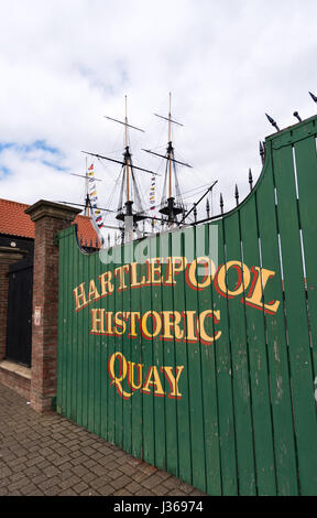 Portes menant au quai historique Hartlepool, Angleterre du Nord-Est, Royaume-Uni Banque D'Images