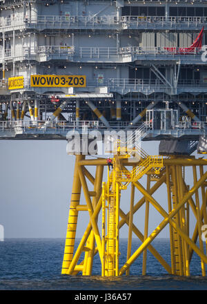 Un travailleur sous-station escalade Z03 sur Extension Walney parc éolien offshore en mer d'Irlande Banque D'Images