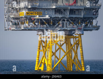 Un travailleur sous-station escalade Z03 sur Extension Walney parc éolien offshore en mer d'Irlande Banque D'Images