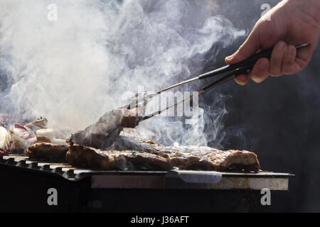 Côtes de porc grillées et de chicorée rouge sur le grill Banque D'Images