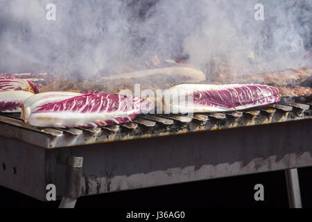 Côtes de porc grillées et de chicorée rouge sur le grill Banque D'Images