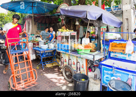 Petite rue typique avec des vendeurs de rue dans le quartier chinois, Bangkok, Thaïlande Banque D'Images