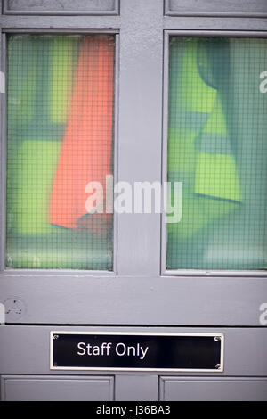 Seul le personnel signe sur Tonbridge Wells gare porte avec gilets visibilité hi montrant à travers les fenêtres Crédit : Moulin Images/ Alamy Banque D'Images