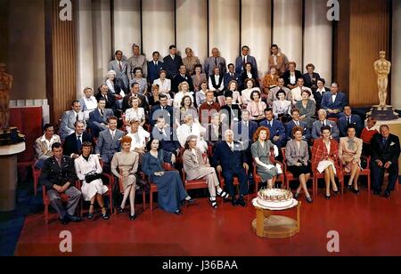 Acteurs dans le cadre d'un contrat avec le studio MGM au parti, le 20e anniversaire en 1943. Rangée avant : James Stewart, Margaret Sullavan, Lucille Ball, Hedy Lamarr, Katharine Hepburn, Louis B Mayer, Greer Garson, Irene Dunne, Susan Peters, Ginny Simms, Lionel Barrymore. Deuxième rangée : Harry James, Brian Donlevy, Red Skelton, Mickey Rooney, William Powell, Wallace Beery, Spencer Tracy, Walter Pidgeon, Robert Taylor, Pierre Aumont, Lewis Stone, Gene Kelly, Jackie Jenkins. Troisième rangée : Tommy Dorsey, George Murphy, Jean Rogers, James Craig, Donna Reed, Van Johnson, Fay Bainter, Marsha Hunt, Ruth Hussey, Marjorie Banque D'Images