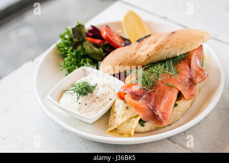 Frais et sain scandinaves sandwich au saumon fumé avec des œufs et de la crème sure set meal Banque D'Images