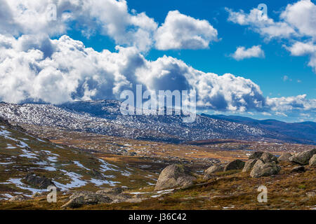 Montagnes et nuages au mont Kosciuszko National Park, Australie Banque D'Images