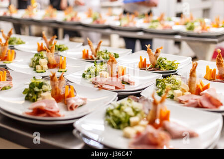 Beaucoup de plaques d'une alimentation hors-d'une cuisine de restaurant. Banque D'Images