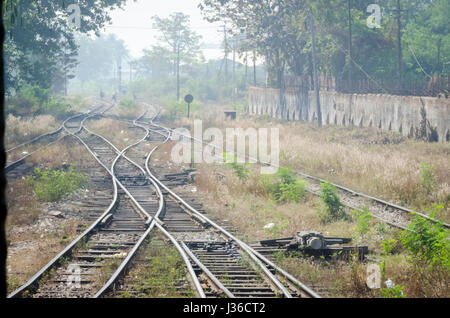 Voie de chemin de fer avec des points et de l'herbe, Yangon, Myanmar. Banque D'Images