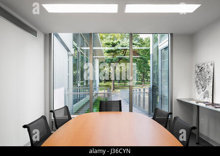 Vue de l'intérieur de la salle de conférence. Centre d'Olmsted, New York Department of Parks Headquarters, New York, United States. Architecte : BKSK, 2014. Banque D'Images