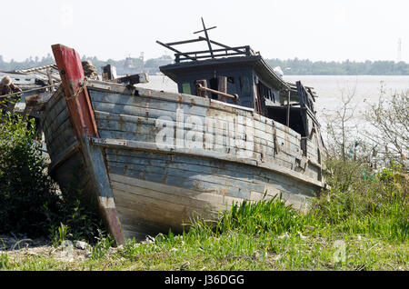 Bateau abandonné à côté fleuve Yangon, Myanmar Banque D'Images