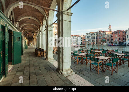 Le lever du soleil dans le quartier San Polo de Venise. Banque D'Images