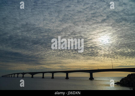 Ciel nuageux sur le pont reliant l'Île du Prince Édouard avec la New Brunswick, Canada. Banque D'Images