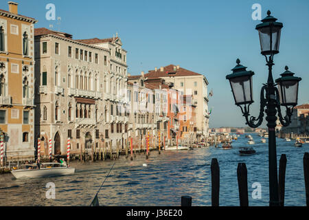 Après-midi de printemps sur le Grand Canal à Venise. Banque D'Images