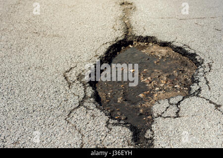 Route asphaltée d'endommager le trou, près de l'allée endommagé Banque D'Images