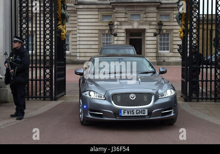 La voiture transportant le premier ministre Theresa peut quitte le palais de Buckingham, à Londres, à la suite d'une audience avec la reine Elizabeth II pour marquer la dissolution du Parlement pour l'élection générale. Banque D'Images