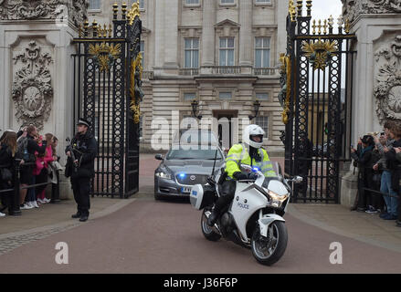 La voiture transportant le premier ministre Theresa peut quitte le palais de Buckingham, à Londres, à la suite d'une audience avec la reine Elizabeth II pour marquer la dissolution du Parlement pour l'élection générale. Banque D'Images