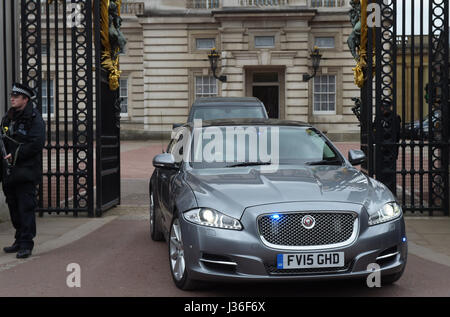 La voiture transportant le premier ministre Theresa peut quitte le palais de Buckingham, à Londres, à la suite d'une audience avec la reine Elizabeth II pour marquer la dissolution du Parlement pour l'élection générale. Banque D'Images