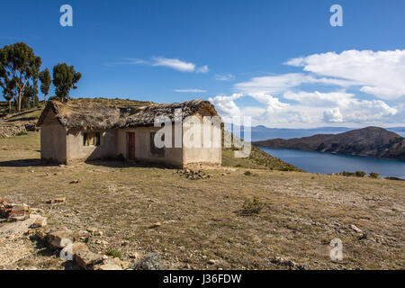 Ferme sur la colline. Route et bateau pour l'Isla del Sol, l'île du soleil. Situé dans le lac Titicaca en Bolivie. La nature et le paysage est rude, Rocky Banque D'Images