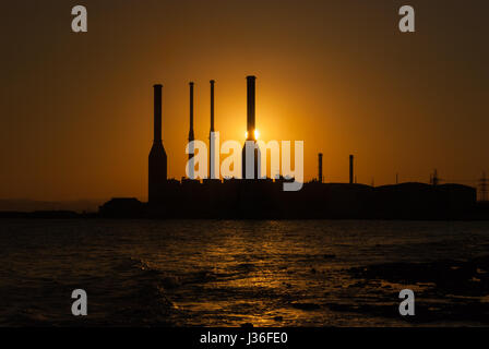 Dhekelia power station au coucher du soleil. Chypre Banque D'Images