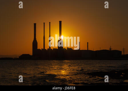 Dhekelia power station au coucher du soleil. Chypre Banque D'Images