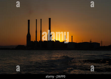 Dhekelia power station au coucher du soleil. Chypre Banque D'Images