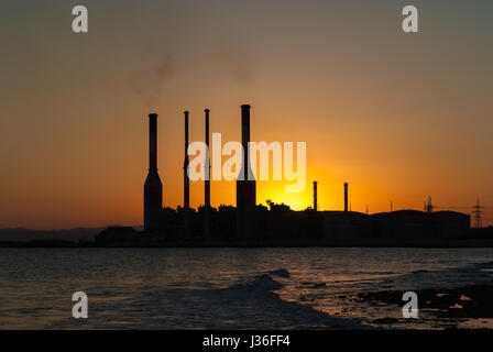 Dhekelia power station au coucher du soleil. Chypre Banque D'Images