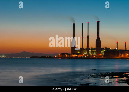 Dhekelia power station au coucher du soleil. Chypre Banque D'Images