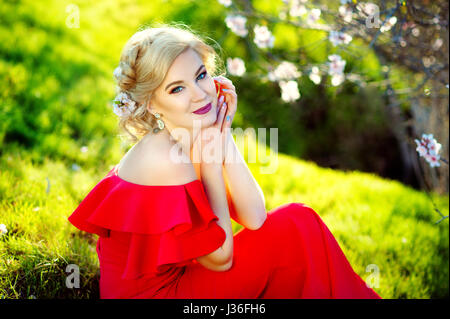 Belle femme Fashion model avec fleurs de printemps. Beauté de printemps Femme avec fleurs de pommier Banque D'Images