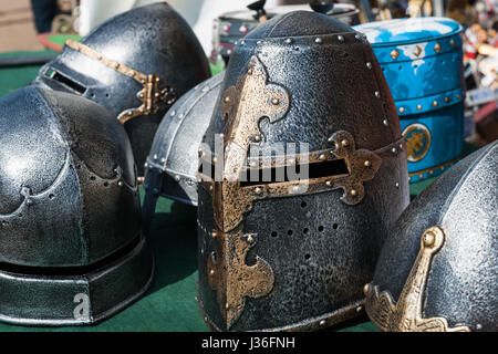 Les casques de fer de l'armure de chevalier sur l'affichage pour la vente à une fête médiévale. Pas de chevaliers autour. Banque D'Images