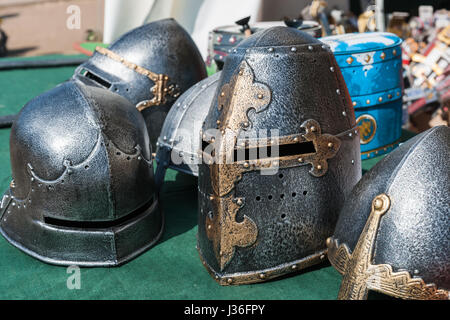 Les casques de fer de l'armure de chevalier sur l'affichage pour la vente à une fête médiévale. Personne autour. Banque D'Images