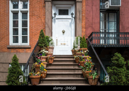 Entrée de Greenwich Village vacances de pots sur les marches, New York City Banque D'Images