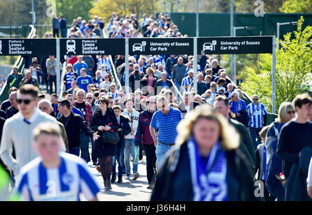 Brighton fans avant le match de championnat entre Sky Bet Brighton et Hove Albion et de la ville de Bristol à l'American Express Community Stadium à Brighton et Hove. Le 29 avril 2017. Simon Dack /  +44 7967 642437 des photos au téléobjectif Banque D'Images