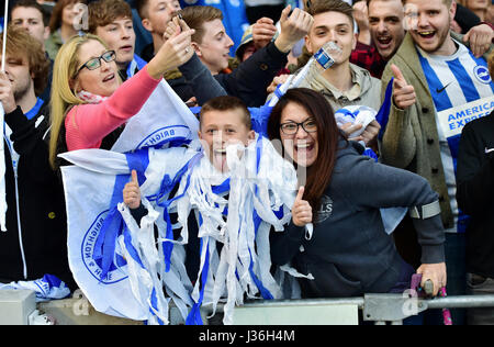 Brighton fans célébrer promotion après le match de championnat entre Sky Bet Brighton et Hove Albion et de la ville de Bristol à l'American Express Community Stadium à Brighton et Hove. Le 29 avril 2017. Simon Dack / Images téléobjectif Banque D'Images