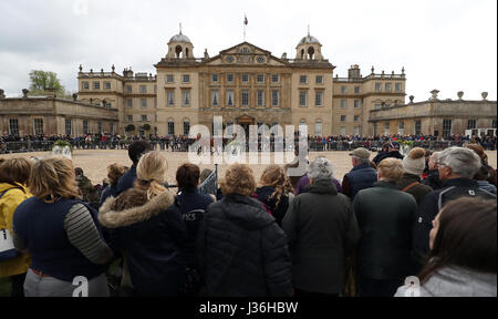 Les membres du public regardent le Great Birtain's Imogen Murray mène Ivar Gooden au cours de la première inspection des chevaux au cours de la première journée du Badminton Horse Trials 2017. Banque D'Images