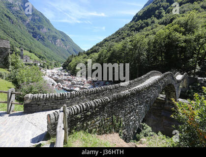 La Suisse, l'Verzacatal, Tessin, à l'arcade double pont de pierre historique Ponte die vallée Verzasca Tessin Salti Banque D'Images