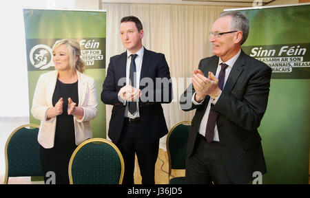 Leader du Sinn Fein en Irlande du Nord Michelle O'Neill et député Gerry Kelly (à droite) félicite John Finucane (centre), fils de l'assassiné solliciteur Pat Finucane, après qu'il a été annoncé que le candidat du parti pour l'Amérique du Belfast dans les prochaines élections de Westminster, lors d'une élection, convention dans Belfast. Banque D'Images