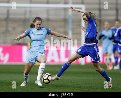 Birmingham City's Ellie Brésil (à droite) et Manchester City's Abbie McManus bataille pour la balle durant la FA Women's super match de championnat au stade de l'Académie, Manchester. Banque D'Images