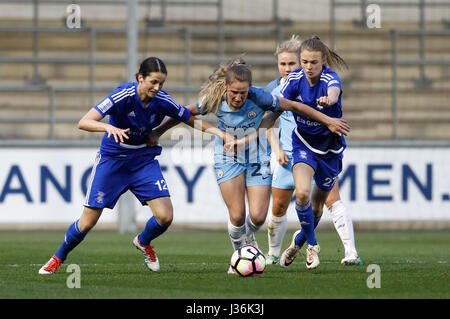 La ville de Birmingham (à gauche) Abbey-Leigh Stringer et Ellie Brésil (à droite) Manchester City's Abbie McManus bataille pour la balle durant la FA Women's super match de championnat au stade de l'Académie, Manchester. Banque D'Images