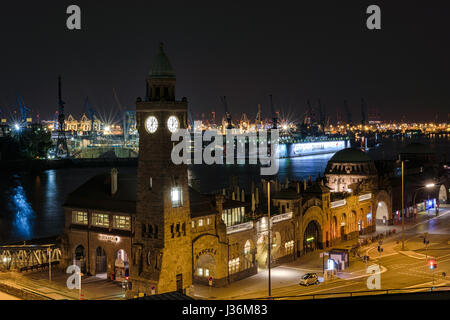 Belle vue sur le Landungsbruecken St Pauli de Hambourg, Piers, St Pauli Embarcadères, ponts, de nuit en Allemagne. Banque D'Images