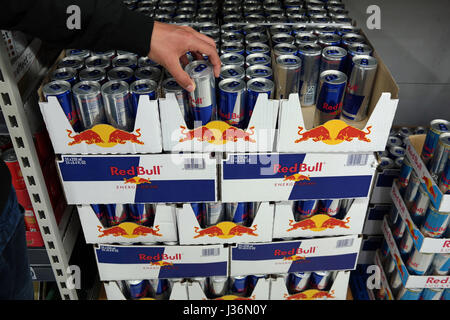 Les boissons énergétiques Red Bull Banque D'Images