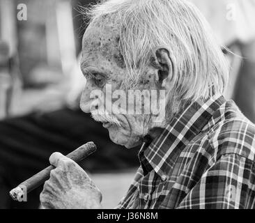 Personnes âgées L'Espagnol homme qui fume un gros cigare en plein air Banque D'Images