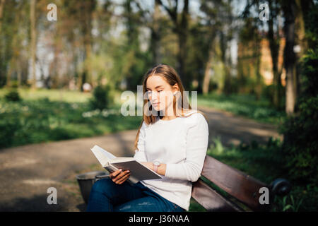 La prise d'un college student reading a book Banque D'Images