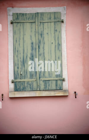 Une vieille fenêtre en bois et la décoloration de l'obturateur fermé sur une fenêtre nostalgique. Banque D'Images