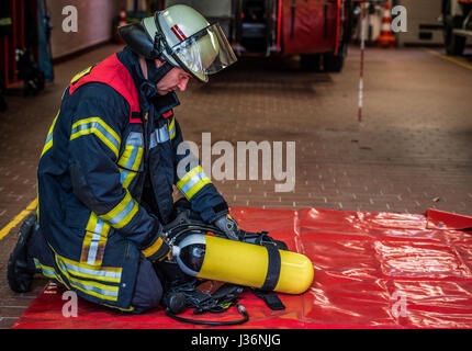 Pompier en action avec réservoir d'oxygène - HDR Banque D'Images