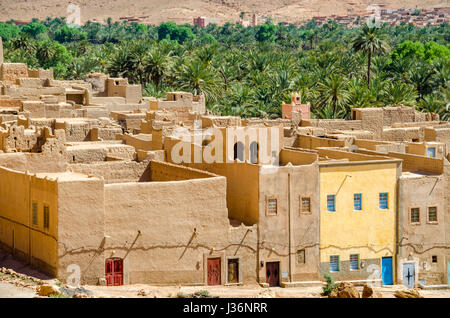 Le vieux village dans la vallée de Ziz Ziz (gorge), Maroc. Banque D'Images