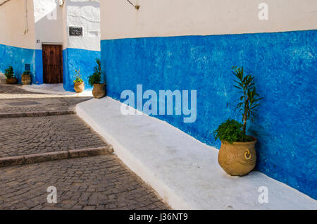 L'intérieur de la rue bleue burg dans la Kasbah des Oudaias Kasbah ou de l'Udayas à Rabat, Maroc. L'ancienne ville de pirates barbaresques. Banque D'Images