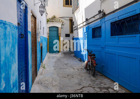 L'intérieur de la rue bleue burg dans la Kasbah des Oudaias Kasbah ou de l'Udayas à Rabat, Maroc. L'ancienne ville de pirates barbaresques. Banque D'Images